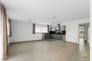 À proximité du centre vous trouverez cet appartement prêt à emménager au premier étage d’un petit immeuble avec ascenseur. Les nombreuses...