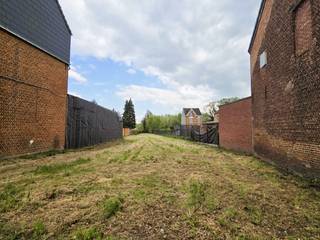 Centraal gelegen bouwgrond te centrum Booischot met nabijheid van openbaar vervoer (station, busverbinding), scholen en lokale handelaars.<br />Zuid-oost oriëntatie.<br /><br />Zeer gunstige bouwmogelijkheden voor :<br />- een ruime ééngezinswoning met bouwbreedte 10 meter<br />- een meergezinswoning of ingeschat 3 appartementen<br /><br />Zeer diepe tuin met opties tot de bouw van parkeerplaatsen en buitenberging.<br /><br />Bouwmogelijkheden of verdere informatie te verkrijgen via Dupont Vastgoed op 0491 90 90 00