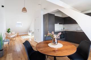 Wie houdt van het Antwerpse stadsleven voelt zich hier meteen thuis. Deze buurt staat bekend om haar unieke mix van mode, gastronomie en cultuur. Van een koffie op het Zuid tot een bezoek aan het KMSKA of een avondwandeling richting de Grote Markt: alles bevindt zich op wandelafstand. Dankzij het openbaar vervoer voor de deur en diverse fietsverbindingen verplaatst u zich bovendien vlot doorheen de stad.<br /><br />Dit charmante éénslaapkamerappartement bevindt zich op de vierde verdieping van een kleinschalig gebouw en geniet van een uitzonderlijke lichtinval, een open zicht over Antwerpen en veel privacy. Bij het binnenkomen kom je meteen terecht in de stijlvolle L-vormige keuken, volledig uitgerust met moderne toestellen en plaats voor een gezellige eethoek. Aansluitend bevindt zich het zonnige terras van 4,40 m², een heerlijke plek om na een drukke dag tot rust te komen en te genieten van het open stadszicht. Verder door bereikt u de aangename leefruimte met plaats voor een salon. De slaapkamer beschikt over een ensuite badkamer, uitgerust met een inloopdouche, verwarmd handdoekenrek en lavabomeubel. Een afzonderlijk gastentoilet vervolledigt het geheel.<br /><br />Belangrijkste troeven<br />- Zonnig terras (4,40 m²)<br />- Volledig gerenoveerd (2024)<br />- Energiezuinig<br />- Elektrische installatie conform en asbestveilig<br />- Gemeenschappelijke fietsenberging<br />- Lage algemene kosten (aparte meters)<br />- Kelder aanwezig <br /><br />Verplichte vermeldingen: EPC: 121 kWh/m², P-score: B & G-score: B, Stedenbouw: Vg, Wche, Gvkr, GMO, Gvv
