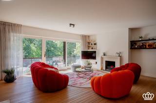 <p><span>Instapklaar en gerenoveerd hoekappartement van 190 m² in domein Eikendael</span></p><p><span> </span></p><p><span>Gelegen op de tweede verdieping van residentie Oxford, in het prachtig aangelegde privatieve parkdomein van Eikendael, bevindt zich dit stijlvolle hoekappartement van 190 m².<br />Een gerenoveerd en instapklaar appartement met 3 slaapkamers, 2 badkamers én de mogelijkheid tot aankoop van een dubbele autostaanplaats met dubbele kelderberging.</span></p><p><span> </span></p><p><span>Indeling</span></p><p><span>U betreedt het appartement via een inkomhal met vestiaire en gastentoilet met handenwasser.<br />Dubbele deuren leiden naar de ruime leefruimte met haard en schuifraam naar het zuidgerichte terras van ca. 16 m², voorzien van een automatische zonnetent en een prachtig uitzicht op het park met grote vijver.</span></p><p><span>De open keuken met keukeneiland en barzit is volledig uitgerust met kwalitatieve toestellen: inductiekookplaat, ingebouwd koffiemachine, Amerikaanse koelkast, wijnklimaatkast, vaatwasmachine, combioven, combi-stoomoven en dubbele spoelbak.</span></p><p><span>Aansluitend bevindt zich een berging met aansluiting voor wasmachine en droogkast.</span></p><p><span>Aan de achterzijde bevindt zich de masterslaapkamer met ingemaakte kasten en een ensuite badkamer met ligbad, ruime inloopdouche met regendouche, dubbele lavabo, handdoekradiator en toilet.</span></p><p><span>Daarnaast zijn er nog twee slaapkamers en een tweede badkamer, eveneens voorzien van een inloopdouche met regenshower, dubbele lavabo, handdoekradiator en toilet.</span></p><p><span>Achteraan beschikt het appartement over een tweede, ruim terras van ca. 21 m² wederom omringd door groen.</span></p><p><span> </span></p><p><span>In de kelderverdieping bevindt zich een gemeenschappelijke fietsenberging en afvalhok en heeft u de mogelijkheid een ruime dubbele autostaanplaats met dubbele kelderberging voor 50.000 euro aan te kopen.</span></p><p><span>Het parkdomein is volledig omheind, voorzien van mooie wandelpaden en een tennisveld.</span></p><p><span> </span></p>