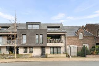 In het centrum van Aartrijke, een rustige deelgemeente van Zedelgem, bevindt zich dit recent en volledig instapklaar appartement met bouwjaar 2016. Tal van handelszaken en alle nodige voorzieningen liggen op wandelafstand. Bovendien zijn zowel de autosnelweg als het natuurdomein d’Aertrycke vlot bereikbaar, wat zorgt voor een ideale combinatie van bereikbaarheid en rust.
Het appartement is gelegen op de eerste verdieping en is eenvoudig bereikbaar via zowel de trap als de lift. Bij het betreden komt u terecht in een ruime en lichtrijke leefruimte met open keuken. De keuken is uitgerust met voldoende kastruimte en sluit aan op een praktische berging. Vanuit de leefruimte heeft u toegang tot het aangename, overdekte terras, waar het heerlijk vertoeven is.
Verder beschikt het appartement over twee ruime slaapkamers. Eén slaapkamer is voorzien van een en-suite badkamer met douche. Daarnaast is er nog een tweede badkamer met ligbad.
Een ondergrondse garagebox en een bovengrondse autostaanplaats dienen verplicht mee aangekocht te worden aan een prijs van 40.000 euro. Beide zijn vlot bereikbaar via de achterkant van het gebouw.
Bent u op zoek naar een recent appartement met alle comfort, op een centrale, maar toch rustige ligging? Contacteer ons gerust voor meer informatie of een bezoek ter plaatse.