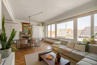 Op een gegeerde locatie in de Anselmostraat te Antwerpen bevindt zich dit instapklare appartement op de vierde verdieping van een verzorgde residentie met lift. Dankzij de grote raampartijen geniet het appartement van veel natuurlijk licht.
De inkomhal geeft toegang tot een apart gastentoilet en een praktische kastruimte met aansluiting voor de wasmachine. De volledig geïnstalleerde keuken beschikt over een inductiekookplaat, oven, microgolfoven, vaatwasser en spoelbak. Aansluitend bevindt zich een klein balkon.
De ruime, L-vormige leefruimte geniet dankzij de grote raampartijen over de volledige gevelbreedte van een prachtige lichtinval. De indeling biedt plaats aan een comfortabele zithoek en een ruime eethoek. De leefruimte is voorzien van individuele airconditioning.
De nachthal beschikt over een inbouwkast. Beide volwaardige slaapkamers zijn uitgerust met ingemaakte kasten. Ook de masterbedroom heeft individuele airconditioning.
De badkamer is ingericht met een inloopdouche, een dubbel lavabomeubel en een tweede toilet.
Dankzij de uitstekende ligging, de lichtrijke ruimtes, de praktische indeling en het moderne comfort is dit appartement een aantrekkelijke woongelegenheid in het hart van Antwerpen.