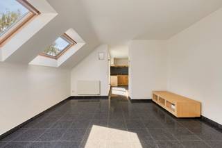 This ready-to-move-in apartment from 2002, near Ghent University Hospital, is located on the third and fourth floors of a decent building.With a living area of 151 m² and a terrace of approximately 10 m², the apartment offers a practical layout over two plateaus. On the first floor, there is a first bedroom and a first bathroom. The toilet is separate. The living space is centrally located in the apartment and leads into the spacious, bright kitchen, which is accompanied by a conveniently concealed, functional storage room. The terrace with a view of greenery is accessible via the kitchen.The top floor includes the second and third bedrooms and a second bathroom. The second toilet is also located here. The apartment has a basement storage room. The parking space can be purchased more for €25,000Register of measures: no
