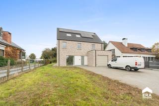 <p>Ontdek deze zeer ruime nieuwbouwwoning (2025) op een perceel van 10a 05ca, gelegen in een rustige, landelijke omgeving. De woning combineert modern comfort met duurzame technieken zoals zonnepanelen, ventilatiesysteem D en aluminium ramen met dubbele beglazing.</p>
<h4>&#127969; <strong>Indeling</strong></h4>
<p><strong>Gelijkvloers:</strong><br />Een ruime inkomhal met gastentoilet verwelkomt je in de woning. De lichte woonkamer, eetruimte en open keuken (uitgerust met inductiekookplaat, koelkast, oven, …) bieden een prachtig uitzicht op de noordelijk georiënteerde tuin.<br />Verder bevindt zich hier een slaapkamer met en suite badkamer (dubbele wastafel en douche), een praktische berging en een inpandige garage met directe toegang tot de woning.</p>
<p><strong>Eerste verdieping:</strong><br />Vier ruime slaapkamers, twee badkamers (één met ligbad, één met douche, beide met wastafel) en een aparte toilet zorgen voor optimaal wooncomfort voor het hele gezin.</p>
<p><strong>Zolderverdieping:</strong><br />Drie extra slaapkamers, ideaal als hobbyruimte, thuiskantoor of logeerkamers.</p>
<h4>&#127795; Troeven</h4>
<ul><li>
<p>Nieuwbouw 2025 – instapklaar</p>
</li><li>
<p>EPC-label A</p>
</li><li>
<p>8 slaapkamers &amp; 3 badkamers</p>
</li></ul>
<p>Een ruime, moderne gezinswoning met alle hedendaags comfort en veel natuurlijke lichtinval — perfect voor wie ruimte en rust zoekt in een groene omgeving.</p>