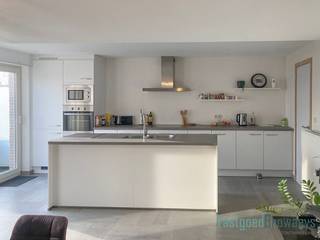 Dit ruim energiezuinig appartement gelegen op het eerste verdiep in een kleinschalige meergezinswoning is gelegen in het centrum van Zwalm. <br /><br />Het omvat een inkomhal, bezoekerstoilet, ingerichte keuken met aansluitend ruime bergruimte en terras, open leefruimte en aparte zitruimte, 1 slaapkamer met toegang tot ingerichte badkamer met inloopdouche. Parkeergelegenheid beschikbaar. <br /><br />Beschikbaar vanaf 01/07/2026.<br /><br />Voor meer informatie of een bezoek ter plaatse bel Stefanie op het nummer 055/59 50 10 of email Stefanie@vastgoedbrowaeys.be <br />