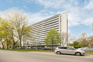 <p><strong>Dit lichtrijke appartement</strong> ligt op een strategische locatie vlak bij invalswegen, scholen, winkels en openbaar vervoer. Je geniet van een uitstekende bereikbaarheid en een comfortabele woonomgeving.</p><p><br /></p><p><strong>Het appartement bestaat uit</strong> een inkomhal – een ruime woonkamer op parket – een aparte keuken met inductie kookvuur – een ruime slaapkamer – een badkamer met ligbad – een apart toilet - een berging - een gerenoveerd terras</p><p><br /></p><p><strong>Troeven:</strong> Panoramisch uitzicht - Terras - Ligging</p>