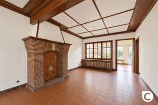 <p><span>Te renoveren woning met tal van mogelijkheden op wandelafstand van het centrum van Kontich</span></p><p><span>Deze te renoveren woning is gelegen op een perceel van 237,9 m² en bevindt zich op een uitstekende locatie op wandelafstand van het centrum van Kontich. Winkels, scholen, openbaar vervoer en andere voorzieningen bevinden zich allemaal in de nabije omgeving.</span></p><p><span>De woning biedt dankzij haar indeling en structuur tal van mogelijkheden. Bovendien kan de ruime zolderverdieping nog verder worden ingericht, bijvoorbeeld als extra slaapkamers, hobbyruimte of bijkomende badkamer.</span></p><p><span> </span></p><p><span> </span></p><p><span>Indeling</span></p><p><span>Gelijkvloers<br />Bij het binnenkomen vinden we een leefruimte met aansluitend de gesloten keuken en een apart toilet. Vanuit de leefruimte is er rechtstreeks toegang tot de tuin.</span></p><p><span> </span></p><p><span>Tuin<br />De woning beschikt over een aangename tuin met een goede privacy. De rechtstreekse toegang vanuit de leefruimte zorgt voor een mooie verbinding tussen binnen en buiten</span></p><p><span>.</span></p><p><span>Eerste verdieping<br />Op de eerste verdieping bevinden zich twee ruime slaapkamers en de badkamer.</span></p><p><span> </span></p><p><span>Zolder<br />De zolderverdieping is momenteel bereikbaar via een trektrap en biedt nog heel wat potentieel. Mits de nodige renovatiewerken kan deze ruimte bijvoorbeeld worden ingericht als extra slaapkamers, een badkamer, hobbyruimte of bureauruimte.</span></p><p><span> </span></p><p><span>Kelderverdieping (-1)<br />De ondergrondse verdieping beschikt over een ruime garage en een praktische bergplaats, wat zorgt voor extra opslag- en parkeermogelijkheden.</span></p><p><span> </span></p><p><span>Constructie</span></p><p><span>De woning beschikt over een betonconstructie, wat een stevige basis vormt voor de verdere renovatie en inrichting.</span></p><p><span> </span></p><p><span>Oprit: </span></p><p><span>De oprit biedt plaats voor meerdere auto's.</span></p><p><span> </span></p><p><span>Troeven</span></p><ul><li><span>Aantrekkelijke en uitnodigende voorgevel</span></li><li><span>Perceel van 237,9 m²</span></li><li><span>Garage met oprit voor meerdere auto's.</span></li><li><span>Ruime garage en bergplaats</span></li><li><span>Twee ruime slaapkamers op de eerste verdieping</span></li><li><span>Zolder met mogelijkheden tot uitbreiding</span></li><li><span>Privacyvolle tuin</span></li><li><span>Tal van renovatie- en indelingsmogelijkheden</span></li><li><span>Gelegen op wandelafstand van het centrum van Kontich</span></li><li><span>Winkels, scholen en openbaar vervoer vlot bereikbaar</span></li></ul><p><span>Een interessante woning voor wie op zoek is naar een renovatieproject met uitbreidingsmogelijkheden en een centrale ligging in Kontich.</span></p><p><span> </span></p><p><span>Renovatieplicht</span></p><p><span>Dit pand is onderhevig aan de renovatieverplichting die door de Vlaamse overheid wordt opgelegd voor residentiële gebouwen.<br />Consulteer voor meer informatie :<br />https://www.vlaanderen.be/een-woning-kopen/renovatieverplichting-voor-residentiele-gebouwen<br />Het lage energiepeil kan aangewend worden om bij renovatie gebruik te maken van verschillende renovatiepremies.</span></p><p><span> </span></p>