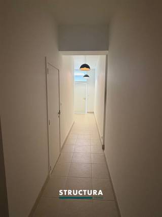 PLAN UW BEZOEK VOLLEDIG ONLINE IN VIA www.strucrura.be én klik op de knop "plan uw bezoek" en plan deze volledig 24u/24u en 7/7 zelf in. Ruim gelijkvloers appartement TE HUUR met een bewoonbare oppervlakte van +/- 89 m² in het centrum van Aalst. Het appartement bestaat uit een ruime inkomhal met schoenenkast, een gastentoilet, een ruime leefruimte met véél lichtinval én een open en geïnstalleerde keuken met toegang naar het zonnig terras + tuin. Verder bestaat het gelijkvloers appartement uit één ruime slaapkamer, een badkamer met ligbad, wastafel en een washok. TOPligging in het centrum van Aalst. Tuinhuis. Prijs € 855/maand. GEEN LASTEN. Fietsenberging voorzien. GEEN staanplaats of GEEN garage voorzien. Voldoende parkeermogelijkheden in de straat.