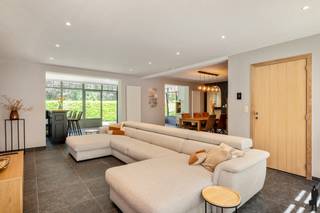 <h2>Instapklare tijdloze villa op rustige locatie te Schoten!</h2>
<p><strong>Indeling</strong></p>
Gelijkvloers:<br /><br />- Ruime Inkomhal met gastentoilet en vestiareruimte<br />- Zeer ruime leefruimte (ca. 77m²) met mooi lichtinval, verruimd door een mooie aanbouw met toegang tot de tuin voorzien van inbouwspots en airco. Sfeervolle bar met zicht op de tuin.<br />- Volledig geïnstalleerde keuken (ca. 14m²) voorzien van alle toestellen (o.a. AEG oven, AEG microgolfoven, vaatwasser, ...), veel werkblad alsook met mooi groen zicht<br />- Bureauruimte met ingemaakte kasten en met zicht op de tuin<br />- Aansluitend een zeer praktische wasplaats, welke ook rechtstreeks toegang geeft tot de tuin<br />- Een ruime garage (ca. 20m²), meerdere parkeerplaatsen op de oprit<br /><br />Verdieping:<br /><br />- Masterslaapkamer (ca. 20m²) met aansluitend dressing (ca. 9m²)<br />- Tweede slaapkamer (ca. 15m²)<br />- Derde slaapkamer (ca. 11m²)<br />- Volledig vernieuwde badkamer (ca. 9m²) met ligbad, inloopdouche en dubbel lavabomeubel<br />- Tweede toilet op de overloop 1ste verdiep<br />- Toegang tot de zolderruimte<br /><br />Algemeen<br />✔ Hoogwaardige afwerking - tot in de perfectie afgewerkt en onderhouden<br />✔ Een uitgebreid beveiligingssysteem, inclusief camera's, bewegingsdetectie, branddetectie en slimme meldingen. Verschillende functies kunnen eenvoudig worden beheerd via smartphone of tablet, wat zorgt voor extra comfort en gemoedsrust.<br />✔ Ruime inpandige garage en parkeergelegenheid op de oprit<br />✔ Tuin is volledig omheind en geprivatiseerd - 2 mooie ruime terrassen (aan de achterkant + aan de zijkant van de woning)<br />✔ Condensatieketel op aardgas (Junkers) via radiatoren, airco in de leefruimte en op 1ste verdiep
