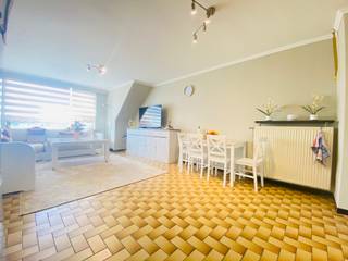 <strong>In het centrum van Lauwe bevindt zich een instapklaar appartement met 2 slaapkamers.</strong><br />Dit appartement is momenteel verhuurd aan correct huurders.<br /><br />Via de lift kom je uit bij het appartement die zich bevindt op het 3de verdiep.<br /><br /><strong>Indeling:</strong> via de inkom kom je binnen in de hal die de 2 slaapkamers verbindt met de badkamer en toilet.<br /><br />Daarnaast bevindt zich de ruime living met aanpalend de keuken, die voorzien is van gasfornuis en oven.<br /><br /><strong>Troeven</strong>
<ul><li>Instapklaar</li><li>Goede investering</li><li>Veel lichtinval</li><li>Goed onderhouden</li><li>Centrum gelegen</li></ul>