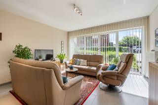 In het centrum van Linden vinden we dit goed onderhouden appartement met twee slaapkamers, een ondergrondse autostaanplaats en een kelderberging. Dankzij de centrale ligging bevinden winkels, een bakker, een supermarkt, enkele restaurants en het openbaar vervoer zich op wandelafstand. Bovendien geniet je van een vlotte verbinding naar Leuven via de nabijgelegen Diestsesteenweg.<br /><br />Het appartement bevindt zich op het gelijkvloers en biedt een aangename combinatie van comfort en een praktische indeling. Via de inkomhal bereiken we de ruime en lichtrijke leefruimte, die aansluit op een volledig geïnstalleerde open keuken. Verder beschikt het appartement over twee volwaardige slaapkamers, een badkamer, een afzonderlijk toilet en een praktische berging met aansluiting voor een wasmachine.<br /><br />Een absolute troef is het ruime terras met aansluitend tuintje, waar je in alle rust kan genieten van het buitenleven. Daarnaast beschikt het appartement over een privatieve ondergrondse autostaanplaats en een kelderberging, wat zorgt voor extra comfort en bergruimte.
<div><br /><span><span><span><span><span><span><span><span><span><span><span><span><span>Momenteel is het appartement verhuurd </span></span></span></span></span></span></span></span></span></span></span></span></span>(€750/maand) <span><span><span><span><span><span><span><span><span><span><span><span><span>aan een betrouwbare huurder. Deze beschikt over het recht om het appartement nog maximaal zes jaar te huren. V</span></span></span></span></span></span></span></span></span></span></span></span></span>oor een investeerder of iemand die het appartement pas binnen enkele jaren zelf wil betrekken, betekent dit een onmiddellijke start met stabiele en ononderbroken huurinkomsten.<br /><br />Lijkt dit gelijkvloers appartement een goede investering voor jou? Aarzel dan niet en contacteer ons vandaag nog voor een bezoek ter plaatse via Jan Schrijvers via 0495 18 95 81 of janschrijvers@immojanstas.be.<br /><br />Bijkomende info (EPC, bodemattest, stedenbouwkundige inlichtingen,...) kan U hieronder downloaden ↓. </div>
