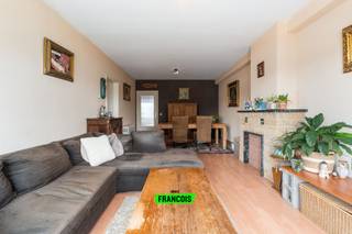 Op zoek naar een lichtrijk en centraal gelegen appartement in Oostende? ✨ Dit knusse 2-slaapkamerappartement met ruim terras 🪴 biedt alle troeven voor wie betaalbaar en comfortabel wil wonen op een toplocatie.<br /><br />Met zijn 81 m² woonoppervlakte geniet je van:<br /><br />➡️ Inkomhal die toegang geeft tot alle ruimtes<br /><br />➡️ Ruime living vol natuurlijk licht ☀️<br /><br />➡️ Ingerichte keuken 🍳<br /><br />➡️ Badkamer met alle comfort<br /><br />➡️ Twee slaapkamers 🛏️<br /><br />➡️ Terras om heerlijk buiten te vertoeven 🌿<br /><br />📌 Extra info:<br /><br />⚡ Verwarming op elektriciteit<br /><br />📊 EPC: 462 kWh/m²jaar<br /><br />🏷️ KI: €788<br /><br />📍 Openbaar vervoer, winkels &amp; voorzieningen vlakbij<br /><br />Perfect als vaste woonst of investering 💼!<br /><br />📞 Meer info of een bezoek? Bel ons vandaag nog!