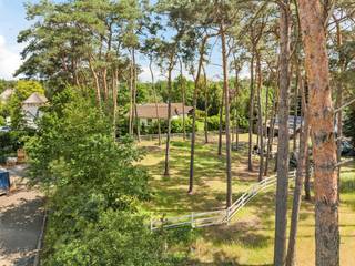 Terrain à bâtir dans un environnement boisé d'une superficie de 2 461 m² à Pelt (Grote Heide). Convient pour la construction d'une maison unifamiliale avec un maximum de 2 étages et un étage de toit. Largeur du terrain = 50 m, profondeur du terrain = 50 m, orientation = sud-est. Situé dans une zone résidentielle et dans un lotissement approuvé. Les règlements de lotissement peuvent être obtenus sur simple demande à notre bureau. Libre de toute obligation de construction : vous construisez quand et avec qui vous voulez. Commodités : La rue est asphaltée et équipée des services publics suivants : eau, électricité, gaz, distribution TV, téléphone, éclairage public.<br /><br />Détails :<br />- Très bel emplacement boisé