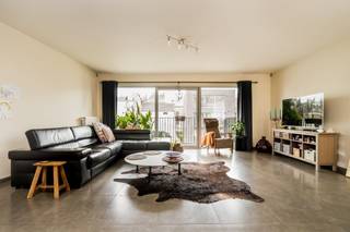 <p><span>Prachtig appartement te huur op toplocatie – rustig wonen in het hart van de stad!</span></p><p><span> </span></p><p><span>Dit schitterende appartement bevindt zich op een absolute toplocatie: midden in de stad, met alle voorzieningen, winkels, horeca en openbaar vervoer binnen handbereik, en toch geniet u hier van volledige rust en privacy.</span></p><p><span> </span></p><p><span>Het appartement beschikt over een ruime en lichtrijke leefruimte die naadloos aansluit op een gezellig terras met een aangenaam uitzicht op een rustig binnenplein.</span></p><p><span>De volledig ingerichte keuken is voorzien van alle nodige toestellen en wordt aangevuld met een praktische berging.</span></p><p><span>Verder omvat het appartement een verzorgde badkamer met douche- badcombinatie en lavabomeubel, een apart gastentoilet en twee comfortabele slaapkamers.</span></p><p><span> </span></p><p><span>Extra troeven:</span></p><ul><li><span>Ondergrondse parkeerplaats (€ 150/maand) </span></li><li><span>Gemeenschappelijke fietsenberging </span></li><li><span>Rustige en private ligging </span></li><li><span>Ruime leefruimte met veel lichtinval </span></li><li><span>Lift</span></li><li><span>Goede EPC-score !</span></li></ul><p><span> </span></p><p><span>Een ideale woonst voor wie comfortabel en zorgeloos wil wonen op een unieke locatie.</span></p><p><span> </span></p><p><span>Vrij vanaf 15 september 2026.</span></p><p><span>Provisie gemeenschappelijke kosten inclusief waterverbruik: €150/maand </span></p><p><span> </span></p><p><span>Interesse? Neem gerust contact op voor meer informatie of een bezichtiging.</span></p><p><span> </span></p><p><span> </span></p>