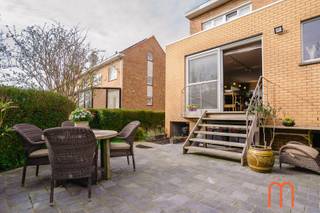 Topligging in gegeerde wijkDeze instapklare halfopen bebouwing is ideaal gelegen in de felbegeerde wijk Mariakerke, in de rustige, doodlopende...