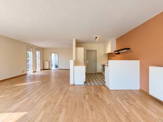 Bezoekmoment op donderdag 17/09 tussen 16:30u en 18:00u, <strong>mits het maken van een afspraak.</strong><br /><br />Rustig wonen, een praktische indeling en toch vlot op weg richting Gent en omliggende gemeenten. Deze halfopen woning combineert 3 slaapkamers met een aangename tuin, vernieuwde raampartijen en parkeergelegenheid op eigen terrein.<br /><br /><strong>🏡 Indeling</strong><br />Via de inkomhal, voorzien van vestiaireruimte en een afzonderlijk toilet, komt u binnen in de leefruimte. De woonkamer sluit aan op de open keuken en geniet dankzij de grote, vernieuwde raampartijen van veel natuurlijk licht en rechtstreeks zicht op de tuin.<br /><br />Aansluitend bevindt zich de wasplaats. Hier is aansluiting voor een wasmachine voorzien, met de mogelijkheid om gebruik te maken van regenwater. Ook de toiletten zijn aangesloten op de regenwaterinstallatie.<br /><br />De woning beschikt over 3 slaapkamers. Eén van de kamers bevindt zich aan de zuidzijde en is uitgerust met automatisch bedienbare zonnewering.<br /><br />De badkamer is ingericht met een ligbad, afzonderlijke douche en extra toilet.<br /><br /><strong>🌿 Tuin</strong><br />Achteraan bevindt zich een rustige tuin met recent aangelegd terras. Vanuit de tuin is er zicht op de kerktoren, die op een aangename manier deel uitmaakt van het dorpszicht.<br /><br />Naast de woning is er parkeergelegenheid op eigen terrein.<br /><br /><strong>📍 Ligging &amp; omgeving</strong><br />De woning bevindt zich in een rustige woonomgeving in Lievegem, de nodige voorzieningen zoals winkels en scholen binnen vlot bereizijn vlot bereikbaar.<br /><br />Ook voor wie graag wandelt of fietst heeft de omgeving heel wat te bieden. Lievegem wordt gekenmerkt door een afwisseling van dorpskernen, open landschappen, landelijke wegen en groene gebieden. U woont hier dan ook dicht bij de natuur, zonder daarvoor in te boeten aan bereikbaarheid.<br /><br />Via de omliggende verbindingswegen zijn Gent, Aalter en de naburige gemeenten en steden vlot bereikbaar.<br /><br />Huurprijs: 1 200,00 euro / maand.<br />Beschikbaar: overeen te komen.<br /><br />Wenst u meer informatie of plant u graag een bezoek in? Neem dan gerust contact met ons op via 09 395 05 40 of verhuur@concept-home.be.