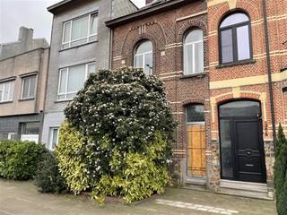 <p><span>Te renoveren woning, goed gelegen vlakbij het park van Boom en op wandelafstand van de scholen. Op het gelijkvloers is de living, eetplaats, keuken en berging. Aansluitend een overdekt terras en tuin met uitweg naar Spoorweglaan. Op de 1° verdieping zijn er 3 slaapkamers en badkamer. Zolderkamer/4°slaapkamer is bereikbaar met een vaste trap. Verder is er nog een droge kelder. </span></p><p><span> </span></p><p><span>EPC: 596 kWh/m²jaar</span></p><p><span>Elektrische installatie: niet conform</span></p><p><span> </span></p><p><span>Stedenbouwkundige inlichtingen in aanvraag.</span></p><p><span> </span></p><p><span>Voor meer inlichtingen, een bezoek of een vrijblijvende waardebepaling van uw eigendom mail naar info@vastgoedclement.be. of bel naar 03/866 16 61.</span></p><p><span> </span></p>