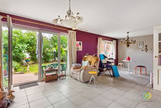 <p><span>Dit aangename gelijkvloers appartement met 2 slaapkamers is gelegen in een kleinschalige residentie en combineert een praktische indeling met een aangename buitenruimte en garagebox. Via de inkomhal, die toegang biedt tot alle vertrekken, komen we aan de voorzijde bij de twee slaapkamers. Centraal in het appartement bevinden zich de badkamer en een ruime berging met aansluitingen voor wasmachine en droogkast. Achteraan bevindt zich de lichtrijke leefruimte met open keuken. Dankzij de grote raampartij geniet deze ruimte van aangenaam veel lichtinval en is er rechtstreeks toegang tot het gezellige tuintje. Een private buitenruimte van dit formaat is een bijzonder mooie troef en eerder zeldzaam bij appartementen. Als bijkomende meerwaarde wordt het appartement samen met een ruime garagebox verkocht. De garage beschikt over een mooie plafondhoogte en voldoende diepte, waardoor ze naast het stallen van een wagen ook extra opbergruimte biedt. Bovendien is het mogelijk om een wagen voor de garagebox te parkeren. De combinatie van twee slaapkamers, een praktische indeling, private buitenruimte en garage maakt dit appartement bijzonder interessant voor starters, koppels of investeerders die op zoek zijn naar een appartement met comfort en parkeermogelijkheden in Vilvoorde.</span></p><p><span> </span></p>