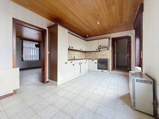 Deze te renoveren, half-open woning bevindt zich op Stadenberg en omvat een grote leefruimte, keuken, toilet, berging, badkamer en 3 ruime slaapkamers. Tevens beschikt u over een tuin en een garage met private oprit. <br /><br />Deze woning biedt heel wat mogelijkheden dankzij zijn praktische indeling!<br /><br />EPC label E - score : 408kWh/m² - energetische renovatieverplichting<br /><br />Graag een bezoek? Contacteer ons op 051/545969!