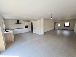 Ruime energieneutrale nieuwbouw nabij centrum Leopoldsburg <br /> <br />In een nieuwe, rustige verkaveling, op een steenworp van het centrum van Leopoldsburg, vinden we deze ruime energieneutrale nieuwbouwwoning. De woning werd volledig afgewerkt met kwalitatieve materialen en de modernste technieken en is volledig instapklaar. Van dit pareltje kunt u dan ook onmiddellijk uw thuis maken! <br /> <br />Dat het hier een toekomstgerichte woning betreft, blijkt duidelijk uit de gebruikte technieken, die samen met een doorgedreven isolatie zorgen voor een zeer energiezuinige woning (negatieve energiescore), volledig aangepast aan de normen van de toekomst en gericht op uw behoeften. De woning is o.a. voorzien van een warmtepomp met zonnepanelen van maar liefst 6150 kWp, een ventilatiesysteem type D, vloerverwarming, HR ramen, enz.   <br /> <br />Daarnaast biedt deze woning u enorm veel ruimte en comfort door de hoge graad van afwerking. Deze woning met aangelegde tuin op een zonnig perceel van 330m2 heeft een bewoonbare oppervlakte van maar liefst 192 m2 (bruto). Aan ruimte dus geen gebrek! <br /> <br />Op het gelijkvloers vindt u: <br />Een inkomhal met gastentoilet. <br />Een zeer ruime leefruimte +/- 64 m2 met een kwalitatieve vloertegel en veel lichtinval. <br />Een ruime, open en volledig uitgeruste keuken voor een optimaal contact met uw gezinsleden terwijl u de heerlijkste maaltijden bereidt. <br />Een ruime berging met aansluiting voor wasmachine en droogkast. <br />Een schuifraam zorgt hier voor direct contact met het aangelegde terras en de omheinde tuin. <br /> <br />Op de eerste verdieping vindt u: <br />3 ruime slaapkamers, waarvan 1 voorzien van een ruime dressing en allen met laminaat voor een warme gevoel. <br />Een extra kamer die ingericht kan worden als strijkkamer, berging of bureau of kan dienen als kinderkamer. <br />Een technische ruimte. <br />Een apart toilet. <br />Een ruime badkamer met bad, inloopdouche en stijlvol meubel met dubbele wastafel. <br /> <br />Bijzondere kenmerken: <br />EPB: A+ (-22 kWh/m2j); geen renovatieplicht (UC:  71034-G-OMV_2021175364/EP18848/D441/D02/SD001) <br />Elektriciteit conform. <br />Stedenbouwkundige info: Vergund, Woongebied, Geen rechterlijke herstelmaatregel of bestuurlijke maatregel opgelegd, Geen voorkooprecht ruimtelijke ordening aanwezig, Verkavelingsvergunning. <br />Watertoets: P-score: A ; G-score: onbekend <br /> <br />Ligging: <br /> <br />Deze woning, gelegen aan het Sint-Michielspark 7 te Leopoldsburg, ligt op amper 600m verwijderd van het gezellige centrum van Leopoldsburg, of “t Kamp”, zoals hier gezegd wordt, met haar gezellige restaurants, bistro’s en winkels. Maar toch bevindt u zich hier in een rustige buurt, grenzend aan het groen van het militair domein, en gelegen in een doodlopende straat met allemaal nieuwe woningen. Alle faciliteiten liggen binnen handbereik: scholen, openbaar vervoer, sportfaciliteiten, een cultureel aanbod, werkelijk alles vindt u in de nabije omgeving. <br /> <br />Maar een extra troef is ongetwijfeld ook de centrale ligging voor wat betreft diverse snelwegen en dit zowel richting Leuven en Brussel als richting Antwerpen. Indien u de trein niet wenst te nemen om te pendelen, dan hebt u van hieruit ongetwijfeld een vlotte verbinding naar welke richting dan ook. Kortom een ideale locatie om uw gezinsleven verder uit te bouwen in een gezellige buurt! <br /> 