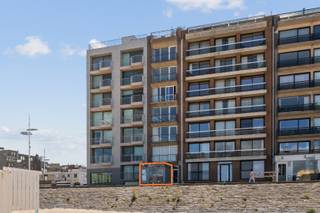 Op de Zeedijk van Zeebrugge bieden wij u dit veelzijdige handelspand aan met een netto oppervlakte van ca. 147 m². Het pand bestaat uit een gelijkvloerse handelsruimte met bureau en toiletten, In de kelder verdieping is er een ruime kelder aanwezig. <br />Troeven:<br />- ca. 147 m² bruikbare vloeroppervlakte winkelruimte en kelder. <br />- gelijkvloerse handelsruimte met uitbouw.<br />- mogelijkheid tot eigen gebruik of als aantrekkelijke investering.<br />- het pand is verhuurd .<br /><br />Dit pand biedt tal van mogelijkheden: of u nu op zoek bent naar een commerciële uitvalsbasis in op de Zeedijk van Zeebrugge, of een solide opbrengsteigendom met toekomstpotentieel, dit is een kans die u niet wil missen.