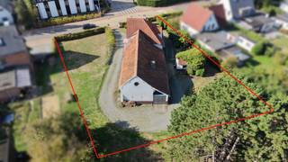 Te renoveren charmante hoeve op een mooi perceel van 15 are 85 ca. <br />Zeer gunstig gelegen nabij winkels en scholen en vlakbij openbaar vervoer - op 800 meter van treinstation Haacht.<br />Goede verkeersverbindingen richting Brussel/Leuven/Mechelen.<br />De woning omvat: inkomhal, living 42m², bureel, keuken, badkamer en diverse bergruimtes/garages.<br />Op de verdieping: 4 slaapkamers, bergruimtes en zolderruimte met mogelijkheid tot inrichten.<br />Totale vloeroppervlakte: 300m² + zolder. Ki: 629 euro. <br />De woning dient volledig gerenoveerd te worden.<br />Bouwjaar: omstreeks 1918.<br />Verwarming met 2 houtkachels - geen centrale verwarming. <br />EPC: 1211 kWh/m² - energielabel F - UC0003948346RES1 - renovatieverplichting.<br />Stedenbouwkundige info in aanvraag - woongebied - geen voorkooprecht ruimtelijke ordening - geen maatregelen in het Vlaams handhavingsplatform.<br />Niet overstromingsgevoelig - gebouwscore A - perceelscore A.<br />PREMIES voor renovatie: informatie over premies en financiële steun bij de renovatieverplichting kan u raadplegen op de website https://www.vlaanderen.be/een-huis-of-appartement-kopen/renovatieverplichting-voor-residentiele-gebouwen . <br />Renovatieverplichting: kopers van woningen met een EPC-label E of F worden verplicht om binnen de 6 jaar na datum notariële akte de woning energetisch te renoveren tot minimum energielabel D = EPC 400 kWh/m² of beter.