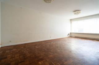 Bent u op zoek naar een goed gelegen appartement of een interessante investering? Dan kan dit pand zeker iets voor u zijn.Het appartement bevindt zich op de gelijkvloerse verdieping van een kleinschalig gebouw en heeft een praktische indeling. U komt binnen via de inkom-/nachthal, die toegang geeft tot de woonkamer, keuken, apart toilet, badkamer, twee slaapkamers en een extra ruimte die kan dienen als bureau of berging. Daarnaast beschikt het appartement over een terras en een privatieve kelder. De elektrische installatie is conform het AREI en de gemeenschappelijke kosten zijn laag.De ligging is gunstig, in de nabijheid van winkels en scholen, met voldoende openbare parkeermogelijkheden in de buurt.Interesse? Neem gerust contact op voor een bezoek.