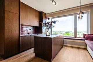 <p><span>Stijlvol gerenoveerd drie slaapkamer appartement met adembenemend zicht over Antwerpen </span></p><p><span> </span></p><p><span>OMGEVING</span></p><p><span>Gelegen aan de gegeerde Kruishofstraat in Antwerpen bevindt zich dit uitzonderlijk gerenoveerde appartement op een toplocatie. De omgeving combineert rust en residentieel wonen met een uitstekende bereikbaarheid naar Antwerpen centrum en de belangrijkste invalswegen. Winkels, scholen en openbaar vervoer bevinden zich op wandelafstand, wat zorgt voor uiterst comfortabel en praktisch dagelijks leven.</span></p><p><span> </span></p><p><span>INDELING</span></p><p><span>Dit hoogwaardige appartement van ca. 100 m² werd tot in de kleinste details vernieuwd met een uitgesproken focus op kwaliteit, afwerking en esthetiek. </span></p><p><span> </span></p><p><span>Via de inkomhal betreedt u de lichtrijke leefruimte waar ruimte en licht perfect samenkomt en die naadloos overgaat in een stijlvolle open keuken. Deze vormt het hart van de woning en is uitgerust met kwalitatieve toestellen en verfijnde, duurzame materialen. Het geheel straalt klasse en harmonie uit, versterkt door de maatkasten die zorgen voor een elegant interieur met maximale opbergruimte.</span></p><p><span> </span></p><p><span>Verder beschikt het appartement over drie volwaardige slaapkamers. De luxueus afgewerkte badkamer werd ingericht met oog voor detail en voorzien van hoogwaardige marmerlook en kwalitatief sanitair. Het sanitair is apart voorzien met een handenwasser.</span></p><p><span> </span></p><p><span>Daarnaast beschikt het appartement over een terras waar u in alle rust kan genieten van een open en weids uitzicht over de stad.</span></p><p><span> </span></p><p><span>BIJZONDERHEDEN</span></p><p><span>- Totaal renovatie met hoogwaardige materialen en verfijnde afwerking </span></p><p><span>- Bewoonbare opp. volgens EPC ca. 100 m²</span></p><p><span>- Drie volwaardige slaapkamers</span></p><p><span>- EPC label B (energiezuinig)</span></p><p><span>- Elektrische installatie volledig conform</span></p><p><span>- Asbestvrij</span></p><p><span>- Twee terrassen met open en weids uitzicht </span></p>