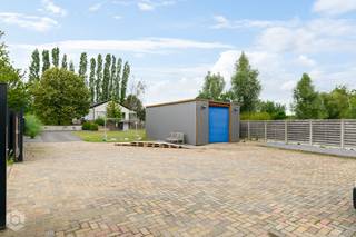 Op een prachtige en gunstig gelegen locatie in Heist-op-den-Berg vinden we deze instapklare woning met 4 slaapkamers en ruime garage gelegen op een royaal perceel van 18a 22ca. Dankzij de uitstekende ligging bevinden winkels, scholen, gezellige eet- en drinkgelegenheden en het openbaar vervoer zich allemaal op fietsafstand.<br /><br />We betreden de woning via de inkomhal, voorzien van een vestiaire en gastentoilet. Van hieruit komen we in de bijzonder lichtrijke leefruimte, waar woonkamer en eetkamer moeiteloos een mooie plek vinden. De open keuken vormt een stijlvol geheel met de leefruimte en is uitgerust met kwaliteitsvolle toestellen. Een aparte berging zorgt bovendien voor extra praktisch comfort.<br />Via de nachthal bereiken we de eerste verdieping. Hier bevinden zich drie ruime slaapkamers, aangevuld met een vierde, kleinere kamer die momenteel dienstdoet als dressing. De badkamer is uitgerust met een ligbad, inloopdouche en lavabo en biedt alle comfort voor het hele gezin. Op de tweede verdieping bevindt zich nog een vierde volwaardige slaapkamer.<br />Ook de kelderverdieping heeft heel wat te bieden. Hier vinden we onder andere een ruime bureauruimte, een grote wasplaats en aangevuld met extra bergruimte.<br /><br />De woning onderscheidt zich door haar open en aangename karakter met uitzonderlijk uitzicht op de weilanden, waarbij de verschillende niveaus mooi in elkaar overvloeien. De verdiepingen staan bovendien rechtstreeks in verbinding met de tuin, die dankzij de niveauverschillen voor een unieke dynamiek en een bijzonder ruimtelijk gevoel zorgt.<br />Ook buiten is het heerlijk vertoeven. Aan terrassen is er geen gebrek: via de veranda bereikt u het eerste terras, waarna u dankzij de verschillende terrasmogelijkheden de zon gedurende de hele dag kunt volgen, van de ochtend tot de avond. De zonnige tuin vormt dan ook een heerlijke plek om te ontspannen of gezellig te genieten. Parkeergelegenheid is hier absoluut een troef. Naast de ruime oprit beschikt de woning over een zeer ruime garage, waardoor er niet alleen voldoende plaats is voor meerdere wagens, maar ook voor fietsen, tuinmateriaal en andere spullen.<br />Ook op vlak van energie en comfort is deze woning uitstekend uitgerust. Zo beschikt ze over zonnepanelen, een warmtepomp en airconditioning, wat bijdraagt aan een aangenaam en energiezuinig wooncomfort.<br /><br />Dit is een uitstekende opportuniteit als u op zoek bent naar een instapklare woning met 4 slaapkamers op een perceel van 18a 22ca te Heist-op-den-Berg. Contacteer ons op het nummer 0472 82 80 66 voor meer informatie of neem een kijkje op www.boonstravastgoed.be.<br /><br />Bijzonderheden:<br />- 4 slaapkamers<br />- Perceel 18a 22ca<br />- Zeer ruime garage<br />- Zonnige tuin met terras
