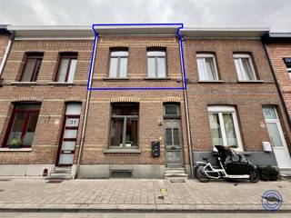 <p><span>Informatie appartement</span></p><p><span>Lichtrijke duplex ca. 110m² gelegen in een rustige wijk in Antwerpen! Dit appartement ligt op de 1ste verdieping van een kleinschalig gebouw en werd recent volledig vernieuwd. De leef- en eetruimte geniet van veel natuurlijk licht en heeft hoge plafonds (ca. 3 m), wat zorgt voor een ruimtelijk en aangenaam gevoel. De open keuken is praktisch ingericht met een grote oven, elektrische kookplaat, afzuigkap, koelkast met vriesvak, vaatwasser en spoelbak. Het appartement beschikt over een zeer ruime slaapkamer (ca. 20m²). De badkamer is zeer ruim: afgewerkt met tegelvloer, een dubbel lavabomeubel met spiegel, verwarmd droogrek, toilet, groot ligbad en een inloopdouche. In de keuken is een extra aansluiting voorzien voor een wasmachine. Troeven: veel lichtinval, hoge plafonds, zeer grote slaapkamer, recent vernieuwde afwerking, energiezuinig en een toplocatie nabij Antwerpen. Maandelijkse kosten: provisie van 50 EUR voor het privatieve waterverbruik. Nutsvoorzieningen gas en elektriciteit via eigen meters. </span></p><p><span> </span></p><p><span>Indeling</span></p><p><span>V1</span></p><ul><li><span>Prachtig, lichtrijke leefruimte met aansluitende eetruimte voorzien van verschillende grote raampartijen en hoge plafonds van ca.3m!</span></li><li><span>Open keuken geïnstalleerd met een grote oven, elektrische kookplaat, afzuigkap, koelkast met vriesvak, vaatwasser, spoelbak en véél opbergruimte. Hier is een extra aansluiting voorzien voor een wasmachine.</span></li></ul><ul><li><span>Zeer ruime badkamer op tegelvloer voorzien van een dubbel lavabomeubel met spiegel, verwarmd droogrek en inloopdouche.</span></li></ul><p><span> </span></p><p><span>V2</span></p><ul><li><span>Zeer ruime slaapkamer ca. 20 m²!</span></li></ul><p><span> </span></p><p><span> </span></p><p><span>Huurvoorwaarden</span></p><ul><li><span>Huurprijs: 900 EUR/maand. </span></li></ul><ul><li><span>Maandelijkse provisie van 50 EUR: privatief verbruik water. </span></li></ul><ul><li><span>Beschikbaarheid: 01/08/2026</span></li></ul><p><span> </span></p><ul><li><span>Individuele meters: gas, elektriciteit. </span></li></ul><ul><li><span>Waarborg: 3 maanden huur.</span></li><li><span>Intredende plaatsbeschrijving: 175 EUR excl. 21% BTW per partij.</span></li></ul><p><span> </span></p><p><span>Gebouw</span></p><ul><li><span>Kleinschalig appartementsgebouw bestaande uit een gelijkvloers appartement en duplex op de 1ste en 2de verdieping. </span></li><li><span>Parlofoon aanwezig. </span></li></ul><p><span> </span></p><p><span>Ligging</span></p><ul><li><span>In de zeer rustige wijk Bist. </span></li><li><span>Parkeerplaatsen voor de deur. </span></li><li><span>Verschillende winkels en restaurants in de directe omgeving.</span></li><li><span>Vlotte toegang naar Antwerpen, de Ring en A12.</span></li></ul><p><span> </span></p><p><span>De informatie in deze prospect is ter informatieve titel: de kandidaat-huurders moeten hun eigen zaak maken van het verkrijgen, controleren en interpreteren van deze informatie.</span></p><p><span> </span></p>