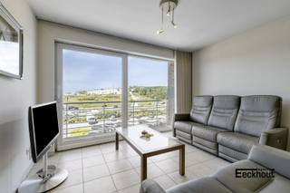 Instapklaar appartement met zonneterras op een gegeerde ligging te Bredene-Duinen! Het gebouw bevindt zich in een levendige buurt, vlakbij het strand, diverse winkels en supermarkten, gezellige bistro's en restaurantjes en op enkele passen van de tramhalte.<br />Indeling: inkom met vestiaire, living met terras met zicht op duinengordel, ingerichte open keuken, berging, badkamer met douche en lavabo, afzonderlijk toilet, 1 ruime slaapkamer met kastenwand en bureel. <br />In het gebouw is er een gemeenschappelijke fietsenberging.<br />Unieke mogelijkheid tot aankoop van 2 achtereen liggende autostaanplaatsen rechtstreeks palende aan de straat (vlot inrijdbaar).<br />Dit appartement is ideaal voor zowel een vaste woonplaats, een investering of een tweede verblijf!