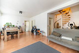1000 Brussel ( Philippe Le bon 24/28 - 4.15) - Gelegen in het hart van de Europese wijk, prachtig duplex appartement met 2 slaapkamers op een steenworp afstand van de instellingen en het vervoer! Dit appartement van 145 m² op de 4de verdieping is als volgt samengesteld: Inkomhal met ingebouwde kasten, gastentoilet, woon/eetkamer, super uitgeruste keuken. Boven: twee slaapkamers, een met een klein terras en elk met een eigen badkamer, apart toilet. Kelder in de kelder, vuilnisruimte. <br /><br />** TECHNIEK <br />- EPB: D+ ; 33kg CO2/m2/jaar;<br />- Elektriciteit conform;<br />- Individuele water-, gas- en elektriciteitsmeters;<br />- Mede-eigendom van 15 appartementen en 15 parkeerplaatsen.<br /><br />**FINANCIËLE VOORWAARDEN** <br />Het pand is momenteel verhuurd tot november 2030. Opzegtermijn van 6 maanden voor eigen bewoning.<br />Huidige huur van €1300 + kosten<br />Verkoopprijs: €595.000 <br />Juridische basiskosten te betalen door de koper (± €800 excl. BTW) <br />Parkeergelegenheid beschikbaar voor €25.000.<br /><br />** INFORMATIE EN BEZOEK** <br />David Maes - dmaes@trevi.be - 0478/26 43 28