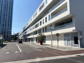 <p><strong>Te Koop: Handelspand – in Leuven (gelegen in de Balk van Beel)</strong></p>
<p>Ben jij op zoek naar een handelspand met een enorm potentieel? Dit handelspand (momenteel ingericht als restaurant), gelegen aan de prachtige vaart in Leuven, is nu te koop!</p>
<p><strong>Waarom dit pand jouw nieuwe succesverhaal kan worden:</strong></p>
<p><strong>Toplocatie</strong>: Gelegen aan de Vaart, in een bruisende buurt met zowel lokale als toeristische bezoekers. De ideale plek voor elke (horeca)zaak!</p>
<p><strong>Ruimtelijke mogelijkheden</strong>: Dit pand biedt tal van mogelijkheden voor herinrichting en uitbreiding van je concept. Of je nu een restaurant, café, kapperszaak, warme bakker, personal training, of iets anders wilt starten, de ruimte biedt talloze mogelijkheden.</p>
<p><strong>Details van het pand:</strong></p>
<ul>
<li>
<p>Gelegen aan de Vaart, één van de meest hippe buurten in Leuven</p>
</li>
<li>
<p>Leuke (horeca)ruimte met de nodige faciliteiten</p>
</li>
<li>Unieke sfeer en karakter die klanten aantrekt</li>
<li>Ook mogelijk om slechts de helft van de oppervlakte aan te kopen</li>
</ul>
<p><strong>Meer info of een bezichtiging?</strong> Neem vandaag nog contact op voor meer details of om een bezoek in te plannen!</p>
<p><strong>Jouw toekomst begint hier!</strong></p>