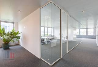 Kantoor van 250 m² te huur. Strategisch gelegen op slechts 2 minuten van de R0 (op- en afrit Jette) en geniet van een vlotte verbinding met de...