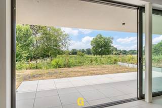 BIJ INTERESSE GELIEVE UITSLUITEND TE REAGEREN VIA MIJN HUURPROFIEL =<br />https://immogoffin.mijnhuurprofiel.be/property/d44b9467-7660-4a99-a14b-e7a83483eac5<br /><br />Langs Meershoven ter hoogte van nummer 64, op enkele minuutjes van het centrum van Bilzen, bevindt zich de pas opgerichte residentie Bella Vista. <br /><br />Hier vindt men alle dagelijkse voorzieningen vlakbij, zoals winkels, scholen, horeca en het gezellige marktplein met daarrond tal van leuke cafétjes en restaurantjes. Wie en vlotte verbinding zoekt met omliggende steden, kan snel terecht op de E313. Tegelijkertijd geniet men hier van rust en privacy met achteraan een prachtig blijvend vrij uitzicht op de groene omgeving, bestemd als landbouwgebieden. Blok A is bovendien achteraan op de site ingeplant, weg van de straat, zodat men hier vrijwel geen hinder ervaart van voorliggende weg. <br /><br />Boven op de ligging, weet Residentie Bella Vista zich moeiteloos te onderscheiden van ander aanbod door haar stijlvolle hedendaagse architectuur met opvallend aantrekkelijke gevels, de kwalitatieve afwerking en de bijzondere aandacht voor duurzaamheid. <br /><br />Dankzij de warmtepomp, vloerverwarming, enkele zonnepanelen met individuele omvormer en grondige isolatie zal het energieverbruik voor de huurder hier zeer beperkt blijven. <br /><br />Dit knap afgewerkte gelijkvloersappartement heeft een bewoonbare oppervlakte van 70 m² en beschikt over één volwaardige slaapkamer. De absolute troef is zonder twijfel het ruime overdekte terras van 17,50 m² met aansluitend een privatieve tuin van 48,40 m². Vanuit de leefruimte en de tuin geniet men van een prachtig blijvend uitzicht op de achterliggende groene omgeving, een heerlijke plek om in alle rust te ontspannen, weg van de drukte. <br /><br />INDELING<br />•Inkomhal met gastentoilet<br />•Lichtrijke leefruimte met open keuken<br />•Berging met voorzieningen voor wasplaats<br />•Ruime slaapkamer<br />•Ensuite badkamer<br />•Overdekt terras (17,50 m²)<br />•Privatieve tuin (48,40 m²)<br /><br />Inbegrepen in de huur zijn bovendien een privatieve autostandplaats (P23) en een individuele berging (23) in de ondergrondse verdieping.<br /><br />Dit appartement - horende tot het betere huuraanbod in deze buurt - is een ideale opportuniteit voor wie op zoek is naar een stijlvol, energiezuinig appartement met het comfort van een overdekt terras en onderhoudsvriendelijk tuintje, op een rustige ligging vlak bij het centrum van Bilzen, waar men dagelijks kan genieten van blijvend groen, rust en privacy.<br /><br />ONMIDDELLIJK BESCHIKBAAR<br />huurpijs te verhogen met 75 EUR per maand voor bijdrage in de algemene onkosten, provisioneel. <br /><br />BEKIJK ZEKER OOK HET FILMPJE<br />https://www.instagram.com/p/Db-h4XeKhXn/