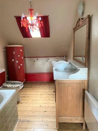 gelijkvloers appartement gelegen te Harmoniestraat 4, 2018 Antwerpen. Dit appartement bevat een leef- en slaapruimte, open keuken, badkamer en terras. Prijs: €820 +  €40 provisie.