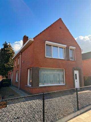 Welkom in deze charmante woning in Stekene met veel potentieel. Dit huis staat op een mooi perceel van 657m². De tuin loopt volledig rondom de woning.Op het gelijkvloers heb je naast de inkomhal, een zeer ruime leefruimte, een aparte keuken met aansluitend nog een eetplaats.Verder heb je op het gelijkvloers al een eerste ruime badkamer met bad, douche, en toilet.Op de verdieping heb je alvast 2 slaapkamers, en mogelijkheid tot inrichten van 4 kamers.Daarnaast is er op deze verdieping een 2e douchekamer die ook nog een toilet heeft.De woning heeft ook een ruime garage, en naast de woning is er nog een lange oprit waar je nog extra wagens kan parkeren.Vanuit de garage heb je toegang tot de kelder en nog een opbergzolder.Dit is een perfecte kans voor koper die ruimte en mogelijkheden zoeken om hun droomwoning naar eigen wens in te richten.De ligging in centrum Stekene maakt het gemakkelijk bereikbaar en biedt goede bereikbaarheid naar de regio toe.Bezoeken op afspraak via 03 / 779 69 29 of contact@eberhardvastgoed.be