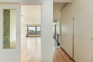 <p>Dit <strong>ruime en lichtrijke appartement</strong> is gelegen op een <strong>uitstekende locatie in het centrum van Mortsel</strong>. Winkels, bakkers, scholen, openbaar vervoer en andere voorzieningen bevinden zich op wandelafstand, wat zorgt voor een bijzonder aangename en praktische woonomgeving.</p><p><br /></p><p>Je komt het appartement binnen via de <strong>ruime inkomhal</strong>, die leidt naar de <strong>woonkamer</strong>, de <strong>keuken</strong> en de hal. Aan de achterzijde bevinden zich de <strong>slaapkamers</strong> en de <strong>badkamer</strong>, met aansluitend een <strong>terras</strong> dat voor extra rust en comfort zorgt.</p><p><br /></p><p>Met <strong>twee volwaardige slaapkamers</strong> en een <strong>extra ruime berging/bureau</strong> die perfect kan dienen als derde slaapkamer, biedt dit appartement een grote flexibiliteit en is het ideaal voor gezinnen, koppels of thuiswerkers.</p><p>Het appartement beschikt over een <strong>bewoonbare oppervlakte van 97 m²</strong>, een <strong>conforme elektrische installatie</strong> en is <strong>energiezuinig</strong>. Daarnaast is er een <strong>private kelderberging</strong> inbegrepen.</p><p><br /></p><p>Troeven:</p><ul><li>Centrale ligging nabij alle voorzieningen</li><li>Nieuwe ketel van Bosch (2026)</li><li>Terras aanwezig</li><li>Energiezuinig (EPC 169)</li><li>Elektriciteit conform</li></ul>