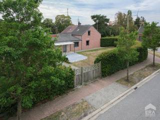 strong&gt;CHARMANTE, INSTAPKLARE WONING MET 2 SLAAPKAMERS EN KNAP BIJGEBOUW IN PELT!
<p>In een rustige en kindvriendelijke omgeving in Pelt vinden we deze verzorgde woning op een perceel van 6a45ca. Tussen 2005 en 2007 werd de woning volledig gerenoveerd. De gelijkvloerse verdieping omvat o.a. woonkamer, eetruimte, keuken, badkamer, wasplaats en berging; boven bevinden zich 2 slaapkamers. Bekijk zeker de indelingsplannen voor de volledige indeling.</p>
<p>Extra troeven zijn de mooi aangelegde terrassen, beregeningsinstallatie en het karaktervolle houten bijgebouw met carport en ruime tuinberging. Verwarming op aardgas via condenserende HR-topketel, dubbele HR-beglazing in meranti ramen en conforme elektriciteit. EPC-label D, dus geen renovatieplicht. Bovendien is reeds een conformiteitsattest van Gemeente Pelt voor verhuur aanwezig. <strong>Kortom: een instapklare woning én een zorgeloos dossier!</strong></p>