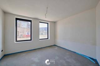 In Residentie Cauliller Poort vind je dit aangename 2-slaapkamerappartement op het gelijkvloers. Het appartement combineert modern wooncomfort met een eigen tuin en terras, gelegen op het westen. Dankzij de ligging op het gelijkvloers en de rechtstreekse toegang tot de ondergrondse kelder geniet je hier van extra comfort en gebruiksgemak.<br /><br />Indeling:<br />- Inkomhal<br />- Open leefruimte met zithoek, eetkamer en keuken<br />- (Technische) berging<br />- Slaapkamer 1<br />- Slaapkamer 2<br />- Badkamer<br />- Apart toilet<br />- Terras+ private tuin<br /><br />Troeven:<br />+ Gelijkvloers appartement met private tuin<br />+ Energiezuinig: warmtepomp, vloerverwarming, vloerkoeling, ventilatie en zonnepanelen<br />+ E-peil <20: 50% vermindering op de onroerende voorheffing gedurende 5 jaar<br />+ Lift aanwezig: rechtstreekse toegang tot de ondergrondse kelder<br />+ Centrale ligging in Kaulille<br />+ Aankoop aan 6% btw mogelijk onder voorwaarden, ook voor investeerders<br /><br />Prijsberekening incl. kosten, parking en berging bij 6% btw: €341.780<br /><br />Wil jij graag de sfeer van Residentie Cauliller Poort ervaren? Contacteer ons en wij helpen je graag dichtblij verder!