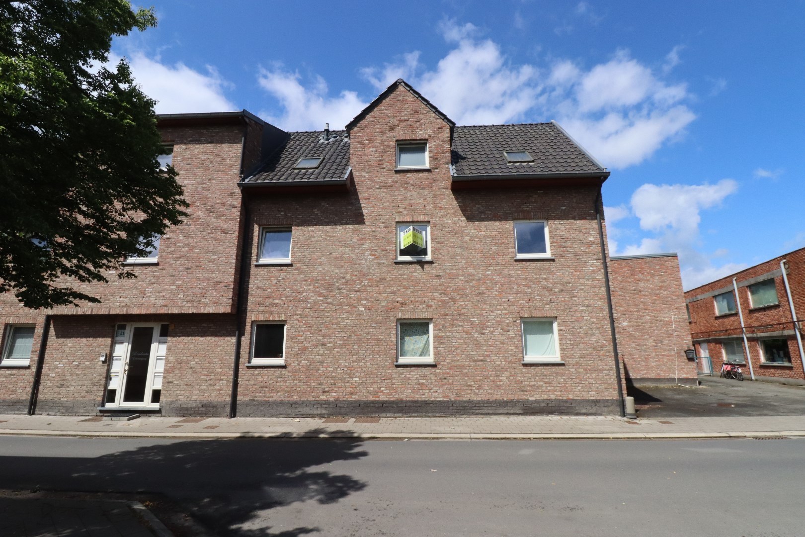 Ruim en lichtrijk appartement met twee slaapkamers en terras nabij het centrum van Moerzeke - foto 2