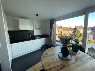 Duplexappartement met 1 slaapkamer op verdiep, in een kleinschalig gebouw.  Gelegen vlakbij het station in de vernieuwde groene fiets-...