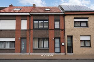 <p>Gerenoveerd woning te Beveren-Kruibeke-Zwijndrecht</p><p>Welkom in deze volledig gerenoveerde woning die een perfecte combinatie biedt van moderne luxe en praktisch wooncomfort. Dit charmante huis beschikt over 162 m² woonoppervlakte en een grondoppervlakte van 130 m², verdeeld over drie slaapkamers en één badkamer.</p><p>Deze woning heeft een professionele en stijlvolle renovatie ondergaan. Het glijkvloers beschikt over een ruime, open leefruimte met eetkamer die naadloos aansluit bij een ultramoderne designer-keuken. De keuken is voorzien van hoogwaardige inbouwapparatuur, inclusief meerdere Samsung-ovens, een Miele-koffiemachine en een inox afzuigkap. Het keukeneiland met donker werkblad biedt extra werkruimte en functionaliteit.</p><hr /><p><span>Deze woning heeft een professionele en stijlvolle renovatie ondergaan. Het gelijkvloers beschikt over een ruime, open leefruimte met eetkamer die naadloos aansluit bij een ultramoderne designer-keuken. De keuken is voorzien van hoogwaardige inbouwapparatuur, inclusief meerdere Samsung-ovens, een Miele-koffiemachine en een inox afzuigkap. Het keukeneiland met donker werkblad biedt extra werkruimte en functionaliteit. </span></p><p>De badkamer is van uitzonderlijke kwaliteit, voorzien van een dubbele wastafel, luxe tegels met natuursteeneffect en een ruime doucheregio met glazen wand. Alle installaties zijn van topkwaliteit en modern design.</p><hr /><p>De woning beschikt over drie comfortabele slaapkamers, ideaal voor een gezin of voor gasten. De slaapruimtes zijn licht en goed ingedeeld.</p><p>De zolderruimte is reeds voorzien van dakramen en biedt aanzienlijk potentieel voor verdere uitbouw of als opslagruimte.</p><p>De woning beschikt over een privépatio aan de achterzijde, waar het aangenaam vertoeven is. Opslag is beschikbaar in bergstructuur.</p><hr /><p>Deze woning bevindt zich in een rustige, goed bereikbare buurt met nabijheid tot voorzieningen en gemak van stedelijk wonen.</p><p>Noteer alvast ook de conforme elektriciteitskeuring. </p><p>Vraag uw bezoek eenvoudig online aan, telefonisch via 09 310 77 07 of via info@woonhoekvastgoed.be</p>