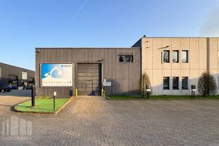 <strong>KMO-unit van 515 m²</strong> met <strong>ingerichte kantoren van 267 m² op toplocatie!</strong><br /><br />De <strong>opslagruimte </strong>(twee verschillende units) met een vrije hoogte van <strong>6m</strong> is toegankelijk via <strong>twee automatische sectionale poorten</strong> (3m B x 4m H) en beschikt over afzonderlijke toegangsdeuren. De units zijn hiernaast volledig geïsoleerd, uitgerust met CV op gas (aerothermen) en hebben een polybetonvloer met een draagkracht van <strong>3 T/m².</strong> Verder is de opslagruimte uitgerust met LED-verlichting en een lichtstraat met rookluiken. Aanwezigheid van mezzanine 60 m², dewelke momenteel ingericht is als vergaderruimte en uitgerust is met de nodige technieken.<br /><br />De <strong>kantoorruimtes</strong> zijn gelegen op de gelijkvloerse verdieping en zijn uitgerust met moderne technieken zoals een kitchenette, TL/LED-verlichting, ventilatiesystemen, een warmtepomp en airco die zowel kan verwarmen als koelen. Verwarming gebeurt hiernaast ook via een recente gasketel.<br /><br />Het pand bevindt zich in het kwalitatieve <strong>Sphere Business Park te Zellik.</strong> Uitstekend gelegen langsheen de bedrijvige Pontbeeklaan (N9) met een directe en vlotte ontsluiting naar de R0, E19, E40 en de A12. Gebouw beschikt hiernaast over<strong> 4 privatieve parkeerplaatsen,</strong> wat zorgt voor extra comfort en een vlotte bereikbaarheid voor personeel en klanten.<br /><br />Aarzel niet en contacteer<strong> PANORAMA B2B</strong> voor bijkomende inlichtingen, plannen of een plaatsbezoek <strong>0477 07 30 30</strong>.