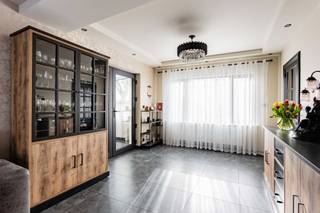 Deze woning werd totaal gerenoveerd met hoogwaardige materialen in 2025.<br /><br />De woning telt 4 slaapkamers, volledig ingerichte keuken met oven, microgolfoven, inductiekookplaat, frigo en diepvries, een living met eetplaats en een aangename veranda met airco/verwarming. OP het gelijkvloers is en 1 slaapkamer en ook een kleine badkamer. Op de eerste verdieping vind je 3 slaapkamers, waarvan 1 een dressing heeft. Verder is er een luxueuze badkamer met bad en grote inloopdouche. Er is ook nog een zolder met veel opbergruimte.<br /><br />In de kelder bevindt zich een 'mancave', garage, wasplaats en berging.<br /><br />De tuin is aangenaam ingericht met pergola, terras, tuinhuis.<br /><br />Meer info of een bezoekje? <br />Bel Isabelle: 0498/10.69.56 of isabelle@cornelis-goeman.be