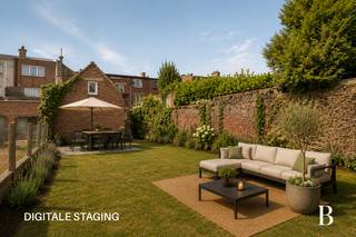Locatie:
Deze te renoveren duplex is gelegen in het hart van Zottegem, op wandelafstand van winkels, horeca, openbaar vervoer en alle dagelijkse voorzieningen. Met een bewoonbare oppervlakte van maar liefst 150 m² biedt het appartement uitzonderlijk veel ruimte en tal van mogelijkheden om het volledig naar eigen smaak te renoveren.
De absolute blikvanger is de zuidgerichte tuin van maar liefst 220 m². Een private buitenruimte van deze omvang is bijzonder uitzonderlijk voor een appartement midden in het centrum van een stad.
Indeling:
De duplex beschikt over 150 m² bewoonbare oppervlakte, verdeeld over twee niveaus. Het appartement omvat onder meer een ruime en lichtrijke leefruimte, keuken, twee volwaardige slaapkamers, badkamer en een praktische kelder.
Het appartement is te renoveren en vormt daardoor de ideale basis voor wie een woning volledig naar eigen smaak en woonstijl wil inrichten. Dankzij de royale oppervlaktes en de vele natuurlijke lichtinval zijn er heel wat mogelijkheden om hier een bijzonder aangename en hedendaagse woonomgeving te creëren.
Vanuit het appartement geniet u van de uitzonderlijk grote zuidgerichte tuin van 220 m², een zeldzame combinatie met een ligging pal in het centrum van Zottegem.
Troeven:
Te renoveren naar eigen smaak
15 Zonnepanelen
Maar liefst 150 m² bewoonbare oppervlakte
220 m² grote zuidgerichte tuin
2 volwaardige slaapkamers
Duplex gelijkvloersappartement
Gelegen in hartje Zottegem
Veel natuurlijke lichtinval
EPC-label B
Elektriciteit conform
Overal dubbele beglazing
Het appartement is te renoveren, maar beschikt reeds over een interessante technische basis. Zo behaalt het een gunstig EPC-label B, is de elektrische installatie conform en is het appartement overal voorzien van dubbele beglazing.
De renovatie biedt een toekomstige eigenaar de mogelijkheid om de woning volledig naar eigen smaak af te werken, zonder dat daarbij van nul moet worden gestart op energetisch vlak. Met 150 m² bewoonbare oppervlakte en een zuidgerichte tuin van 220 m² in hartje Zottegem is dit een bijzondere renovatieopportuniteit voor wie de ruimte en buitenbeleving van een woning zoekt, maar tegelijk midden in de stad wil wonen.
Voor meer informatie of een gratis waardebepaling van uw vastgoed kan u een aanvraag invullen op onze website of even bellen op het nr. 03/345.88.99.