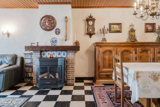 Achter een verzorgde gevel schuilt deze charmante woonst. Bij het binnenkomen word je verwelkomd in de inkomhal met een authentieke tegel die meteen karakter uitstraalt. Vanuit de inkom betreed je de leefruimte die zich uitstrekt van de voor- tot de achterzijde van de woning. Deze is ingedeeld in een gezellige tv-hoek, een eetplaats en een open keuken, die een mooi uitzicht biedt op de tuin en zo zorgt voor een aangename connectie tussen binnen en buiten.<br /><br />Aansluitend vind je de badkamer, uitgerust met de nodige voorzieningen voor een badkamermeubel en een douchecabine. Ook de aansluiting voor wasmachine en droogkast is hier praktisch ondergebracht.<br /><br />Op de eerste verdieping bevinden zich twee ruime slaapkamers, via een vaste trap bereik je de zolderverdieping, waar je eenvoudig één of zelfs twee extra kamers kan creëren, volledig naar jouw wensen.<br /><br />Tot slot beschikt de woning over een kelder en is er achteraan in de tuin een praktische tuinberging, perfect voor het opbergen van fietsen en tuingereedschap. <br /><br /><br />Waarom net dit aanbod overwegen?<br /><br />-> aangename tuin<br />-> veel lichtinval<br />-> nabij centrum<br />-> zonneterras<br />-> extra kamer(s) mogelijk op zolder <br /><br />Interesse, bel 0486 05 88 88<br />Attesten &amp; documenten: www.nestr.be