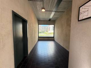 Op zoek naar een flexibele ruimte voor jouw onderneming of creatief project? Dit veelzijdige atelier van circa 81 m² ligt in een levendige Antwerpse buurt en biedt tal van mogelijkheden.De ruimte kan worden gebruikt als atelier, werkruimte, kantoor of voor een creatief concept. Bovendien bestaat de mogelijkheid om het atelier te verbinden met een commerciële gelijkvloerse ruimte met vitrine aan straatzijde van circa 78 m², waardoor een totale oppervlakte van ongeveer 159 m² kan worden gecreëerd.Het atelier beschikt over een keuken en een afzonderlijk toilet met lavabo. Een bijzondere troef is de ruime buitenruimte, bestaande uit een zonnige tuin.De locatie is vlot bereikbaar met het openbaar vervoer en ligt dicht bij de belangrijkste Antwerpse invalswegen. Via de nabijgelegen op- en afrit Merksem bereik je snel de Antwerpse Ring (R1) en de E19 richting Breda. Ook het stadscentrum, Park Spoor Noord en de Slachthuissite bevinden zich vlakbij.