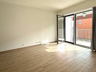 Luxe appartement in de Cadixwijk- Eilandje. Een appartement van 110 m² groot met met zicht op 't Kempisch Dok met zuidgericht terras en achteraan...