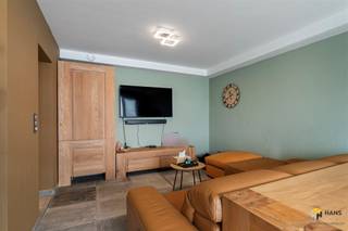 <p><span>Gerenoveerd appartement (103 m²) met 2-3 slaapkamers en tuin (100 m²) in Deurne</span></p><p><span>In deze woonwijk is het rustig wonen, terwijl je toch profiteert van een uitstekende bereikbaarheid. Openbaar vervoer bevindt zich op wandelafstand en ook zijn er verschillende velo-stations te vinden in de directe omgeving. Met de wagen bereik je bovendien vlot de belangrijkste verbindingswegen. Een extra troef is de nabijheid van het Rivierenhof, waar sportievelingen en natuurliefhebbers het hele jaar door kunnen genieten van groen en ontspanning.</span></p><p><span>Het appartement bevindt zich op het gelijkvloers van een kleinschalig gebouw met slechts twee verdiepingen, waarvan het dak conform geïsoleerd is. De vaste kosten bedragen €100/maand en omvatten de blokpolis, water, het reservefonds en het onderhoud en de elektriciteit van de gemene delen. De verwarming is individueel op gas. In 2023 werd het appartement volledig vernieuwd en sindsdien piekfijn onderhouden. De elektriciteit is conform en dankzij de grondige renovatie behaalt het een gunstige EPC-score B.</span></p><p><span>Je komt binnen in de inkomhal, die toegang biedt tot alle ruimtes. Vooraan bevindt zich de lichtrijke leefruimte met open keuken, samen goed voor een oppervlakte van circa 33 m². De keuken is volledig uitgerust met een kookvuur, dampkap, spoelbak, ingebouwde oven, microgolfoven, vaatwasser en koelkast.</span></p><p><span>Verderop in de hal bevindt zich de badkamer (3 m²), uitgerust met een inloopdouche, lavabomeubel en handdoekdroger. Daartegenover ligt een eerste kamer van 9 m², ideaal als slaapkamer, bureau of hobbyruimte. Aan de achterzijde bevinden zich nog twee slaapkamers van 8 m² en 15 m². Vanuit de kleinste slaapkamer heb je toegang tot de veranda van 16 m².</span></p><p><span>De absolute troef van dit appartement is zonder twijfel de zuidgerichte tuin van maar liefst 100 m², compleet met tuinhuis — een heerlijke buitenruimte om te ontspannen en te genieten van de zon.</span></p><p><span>Tot slot staan er nog twee privatieve kelderbergingen ter beschikking.</span></p><p><span>Ben je op zoek naar een instapklaar appartement met een ruime tuin op een rustige locatie? Mis deze kans niet! Bewoonbare opp. 103 m² – ref.: bruto vloeropp. Voor meer info of een gratis schatting surf naar </span><span><span>www.hansimmo.be</span></span></p><p><span> </span></p>